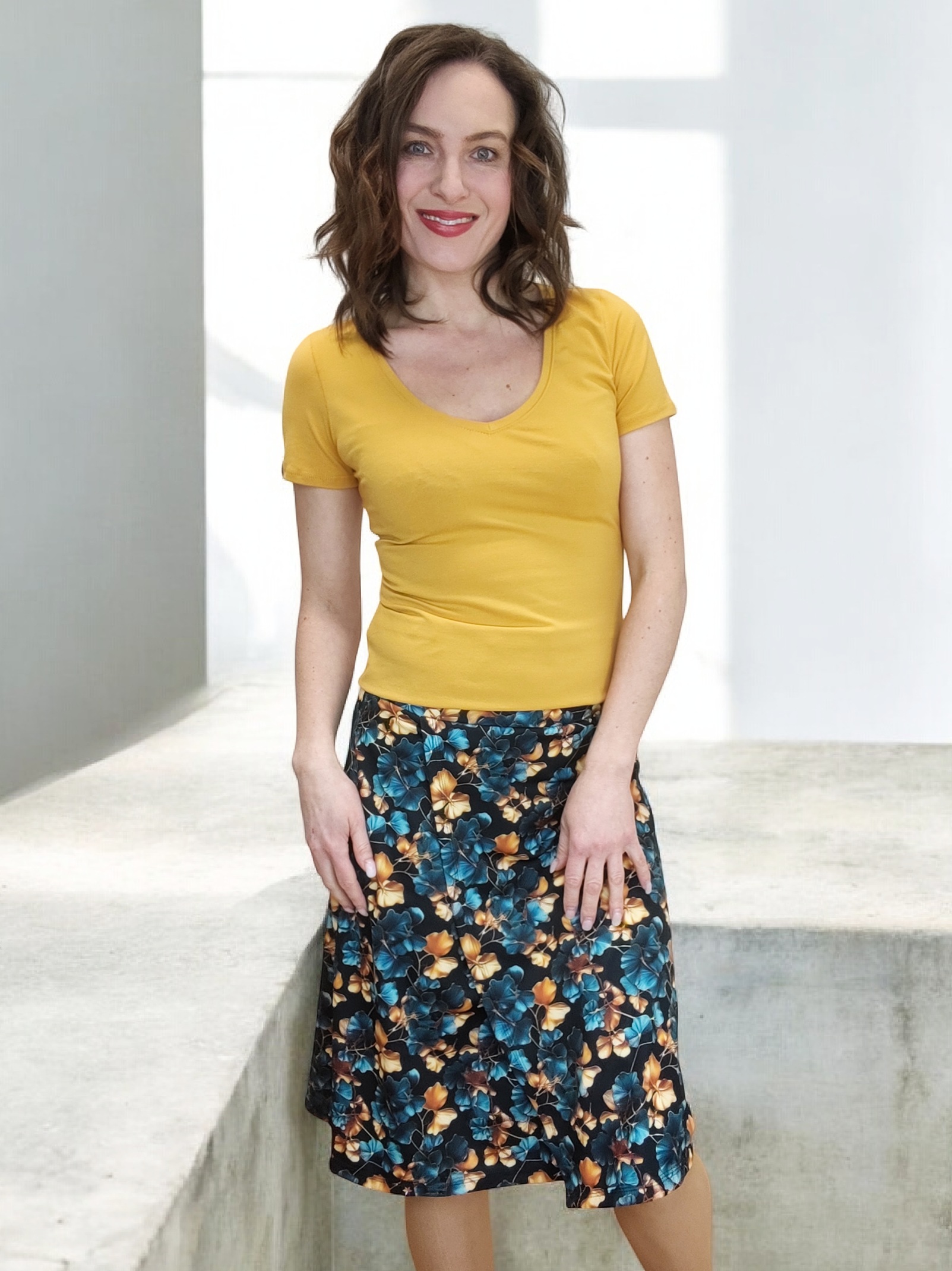 okrové dámské tričko s výstřihem do V Vendy v kombinaci s áčkovou sukní ženský outfit